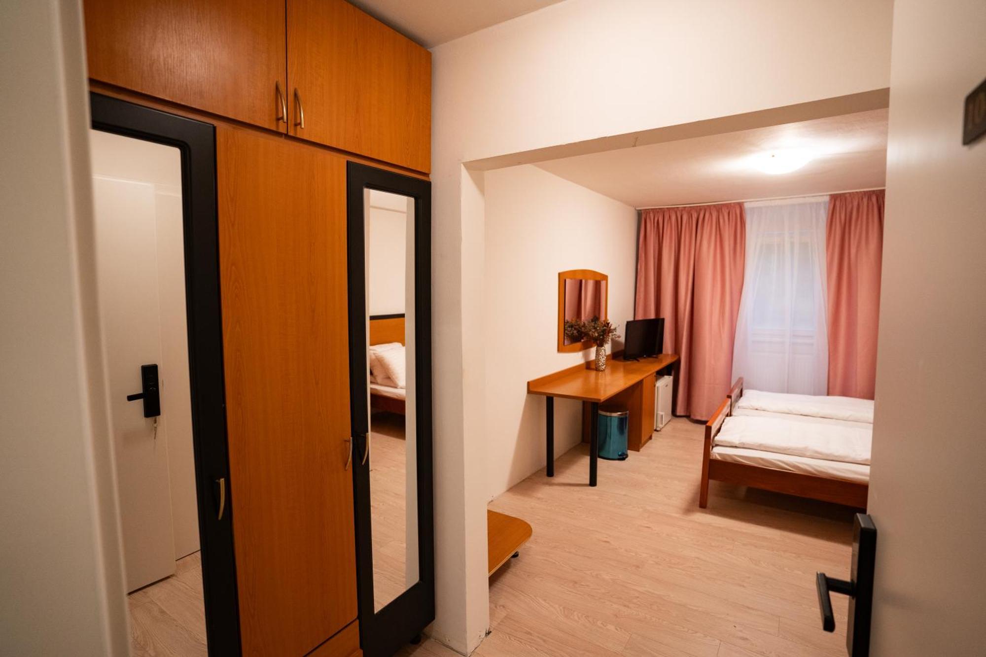 Hotel Royal Plaza Timisoara Exterior foto